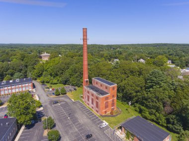 Slatersville Mills, ABD 'nin Rhode Island RI eyaletinin North Smithfield kasabasındaki tarihi Slatersville köyünde hava manzaralı bir bina inşa ediyor.. 