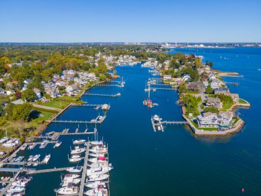 Pawtuxet Körfezi hava manzarası, sonbaharda Cranston ve Warwick, Rhode Island RI, ABD arasında. Burası Pawtuxet Nehri Ağzı Providence Nehri 'ne. 