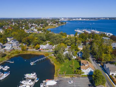 Pawtuxet Cove Marina 'nın sonbaharda Cranston ve Warwick, Rhode Island RI, ABD arasındaki köydeki hava manzarası. Burası Pawtuxet Nehri Ağzı Providence Nehri 'ne. 