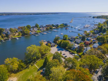 Pawtuxet Körfezi hava manzarası, sonbaharda Cranston ve Warwick, Rhode Island RI, ABD arasında. Burası Pawtuxet Nehri Ağzı Providence Nehri 'ne. 