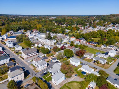 Tarihsel şehir merkezi Cranston, Rhode Island RI 'da sonbaharda yerleşim alanının hava görüntüsü, ABD. 