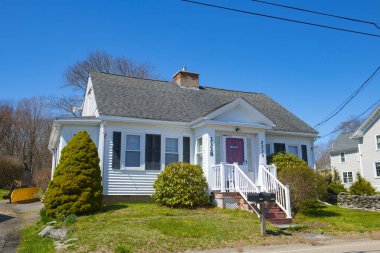 Tarihsel Cape tarzı ev 1720 yılında Dighton Wharves Historic District, Dighton, Massachusetts MA, ABD 'deki 2328 Pleasant Caddesi' nde inşa edilmiştir.. 