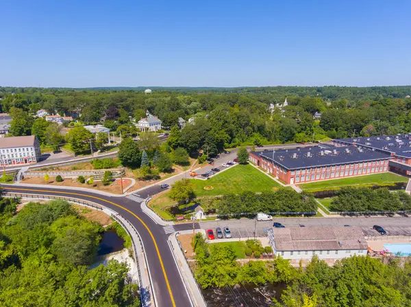 Slatersville Mills, ABD 'nin Rhode Island RI eyaletinin North Smithfield kasabasındaki tarihi Slatersville köyünde hava manzaralı bir bina inşa ediyor.. 