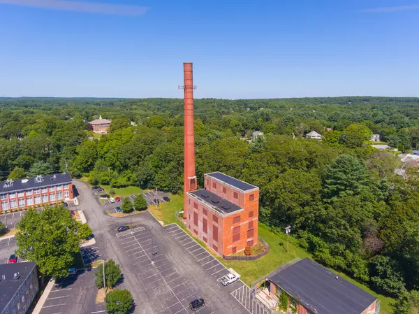 Slatersville Mills, ABD 'nin Rhode Island RI eyaletinin North Smithfield kasabasındaki tarihi Slatersville köyünde hava manzaralı bir bina inşa ediyor.. 