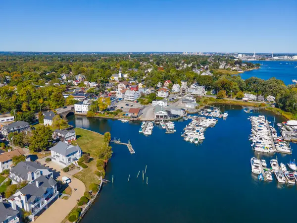 Pawtuxet Cove Marina 'nın sonbaharda Cranston ve Warwick, Rhode Island RI, ABD arasındaki köydeki hava manzarası. Burası Pawtuxet Nehri Ağzı Providence Nehri 'ne. 