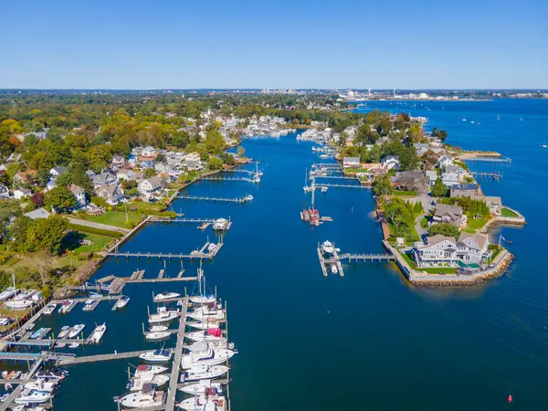 Pawtuxet Körfezi hava manzarası, sonbaharda Cranston ve Warwick, Rhode Island RI, ABD arasında. Burası Pawtuxet Nehri Ağzı Providence Nehri 'ne. 