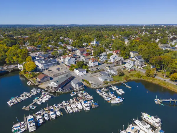 Pawtuxet Cove Marina 'nın sonbaharda Cranston ve Warwick, Rhode Island RI, ABD arasındaki köydeki hava manzarası. Burası Pawtuxet Nehri Ağzı Providence Nehri 'ne. 