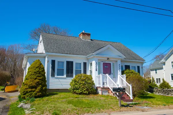 Tarihsel Cape tarzı ev 1720 yılında Dighton Wharves Historic District, Dighton, Massachusetts MA, ABD 'deki 2328 Pleasant Caddesi' nde inşa edilmiştir.. 