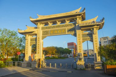 Luoyang Köprüsü 'ndeki Pailou Kapısı. Bu köprü 1000 yıl önce Çin 'in Fujian kentindeki Quanzhou şehrinde inşa edildi. Bu köprü Quanzhou Song Yuan Dünya Mirası Alanı 'dır.. 