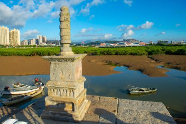 Luoyang Köprüsü 'ndeki Buda Kulesi. Bu köprü Wan 'an Köprüsü 1000 yıl önce Çin' in Fujian eyaletinin Quanzhou şehrinde inşa edilmiş bir yaya köprüsü. Bu köprü Quanzhou Song Yuan Dünya Mirası Alanı 'dır.