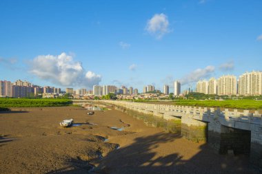 Luoyang Köprüsü nam-ı diğer Wan 'an Köprüsü 1000 yıl önce Çin' in Fujian kentindeki Quanzhou şehrinde inşa edilmiş bir yaya köprüsü. Bu köprü Quanzhou Song Yuan UNESCO Dünya Mirası Alanıdır.. 