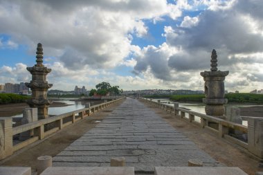 Luoyang Köprüsü 'ndeki Buda Kulesi. Bu köprü Wan 'an Köprüsü 1000 yıl önce Çin' in Fujian eyaletinin Quanzhou şehrinde inşa edilmiş bir yaya köprüsü. Bu köprü Quanzhou Song Yuan Dünya Mirası Alanı 'dır.