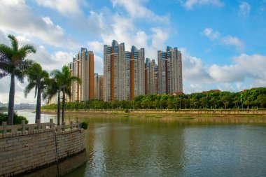 Fengze Bölgesi, Quanzhou Şehri, Fujian, Çin 'deki Jinjiang Nehri' ndeki Zhongyunzhou Adası 'ndaki modern yüksek katlı bina.. 