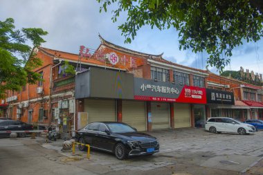 Çin 'in Fujian Eyaleti Quanzhou şehrindeki Fengze Bölgesi' ndeki Zhenwu Tapınağı 'ndaki tarihi ticari binalar..