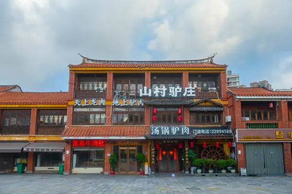 Çin 'in Fujian Eyaleti Quanzhou şehrindeki Fengze Bölgesi' ndeki Zhenwu Tapınağı 'ndaki tarihi ticari binalar..