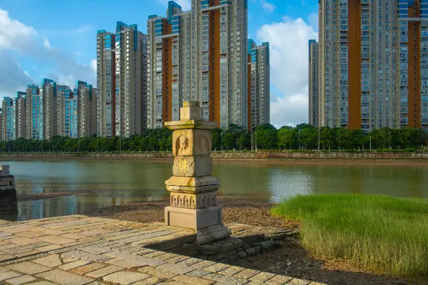 Jiangkou Rıhtımı, Fengze Bölgesi, Quanzhou şehri, Fujian, Çin 'de Jinjiang Nehri üzerinde bir pagoda ile harabe. Bu rıhtım, UNESCO 'nun Dünya Mirası Bölgesi Song Yuan Çin' deki Dünya Mağazası.. 