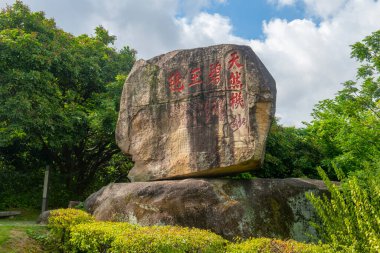 Lingshan İslam Mezarlığı 'nın denge taşı. Bu site Quanzhou Song Yuan 'a ait en eski İslam sitelerinden biridir. Fengze Bölgesi, Quanzhou Şehri, Fujian, Çin.