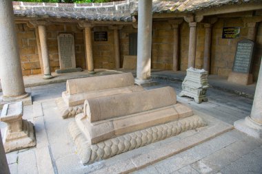 Lingshan İslam Mezarlığı 'nın kutsal mezarları. Bu site Quanzhou Song Yuan 'a ait en eski İslam sitelerinden biridir. Fengze Bölgesi, Quanzhou Şehri, Fujian, Çin. 