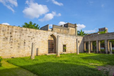 Licheng, Quanzhou, Fujian, Çin 'deki Qingjing Camii' ndeki Fengtian tapınağı harabesi. 1009 yılında inşa edilen cami Çin 'in en eski Arap tarzı camiidir ve Quanzhou Song Yuan Dünya Mirası' na aittir..
