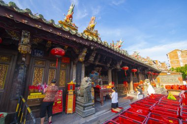 Tonghuai Guanyue Tapınağı 'nda insanlar dua ediyor. Bu tapınak, tarihi Licheng, Quanzhou, Fujian, Çin 'de Guan Yu ve Yue Fei' ye adanmış geleneksel bir Çin tapınağıdır.. 