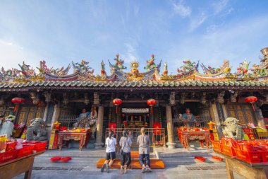 Tonghuai Guanyue Tapınağı 'nda insanlar dua ediyor. Bu tapınak, tarihi Licheng, Quanzhou, Fujian, Çin 'de Guan Yu ve Yue Fei' ye adanmış geleneksel bir Çin tapınağıdır.. 