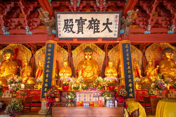 Kaiyuan Tapınağı 'nın Mahavira Salonu' nda Gautama Buddha tapınağı. Bu tapınak, Çin 'in Quanzhou şehrinin tarihi Licheng bölgesinde, West Street (Xijie)' de 686 yılında inşa edilmiş bir Budist tapınağıdır. Bu tapınak Quanzhou Song Yuan Dünya Mirası Alanı.. 