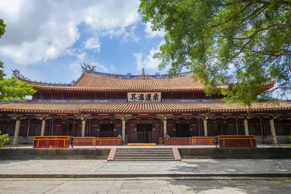 Kaiyuan Tapınağı 'nın Mahavira Salonu. Bu tapınak, Çin 'in Quanzhou şehrinin tarihi Licheng bölgesinde, West Street (Xijie)' de 686 yılında inşa edilmiş bir Budist tapınağıdır. Bu tapınak Quanzhou Song Yuan Dünya Mirası Alanı.. 