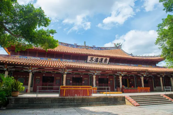 Kaiyuan Tapınağı 'nın Mahavira Salonu. Bu tapınak, Çin 'in Quanzhou şehrinin tarihi Licheng bölgesinde, West Street (Xijie)' de 686 yılında inşa edilmiş bir Budist tapınağıdır. Bu tapınak Quanzhou Song Yuan Dünya Mirası Alanı.. 