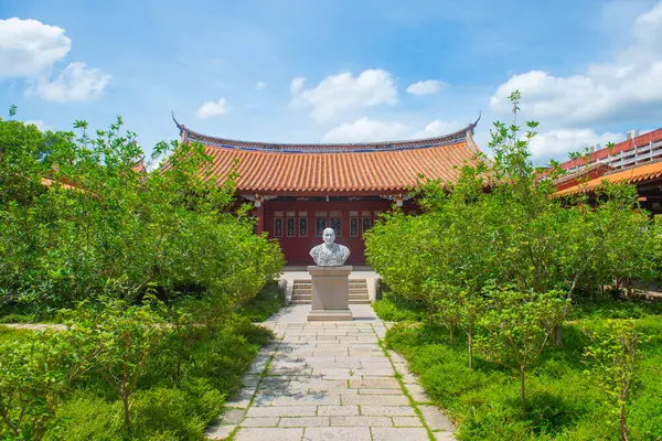 Kaiyuan Tapınağı 'ndaki Hong Yi Anıtı önünde Efendi Hong Yi heykeli. Bu tapınak, Çin 'in Quanzhou şehrindeki tarihi Licheng' de Batı Caddesi 'nde (Xijie) 686 yılında inşa edilmiş bir Budist tapınağıdır. Bu tapınak Quanzhou Song Yuan Dünya Mirası Alanı.. 