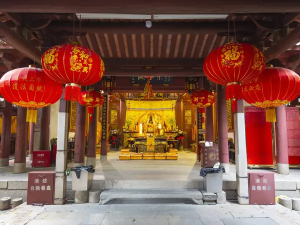 Fashi Zhenwu Tapınağı 'nın Zhenwu Ana Salonu. Zhenwu Tapınağı, Çin 'in Fujian Eyaleti' nin Quanzhou şehrinde bulunan Taoist bir tapınaktır. Bu tapınak, UNESCO 'nun Dünya Mirası Bölgesi Song Yuan Çin' deki Dünya İmparatorluğu 'dur.. 