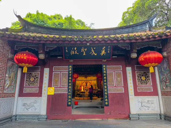 Zhenwu Fashi Zhenwu Tapınağının ana salonu. Zhenwu Tapınağı, Çin 'in Fujian Eyaleti' nin Quanzhou şehrinde bulunan Taoist bir tapınaktır. Bu tapınak, UNESCO 'nun Dünya Mirası Alanı Song Yuan Çin' in Dünya Mağazasıdır.. 