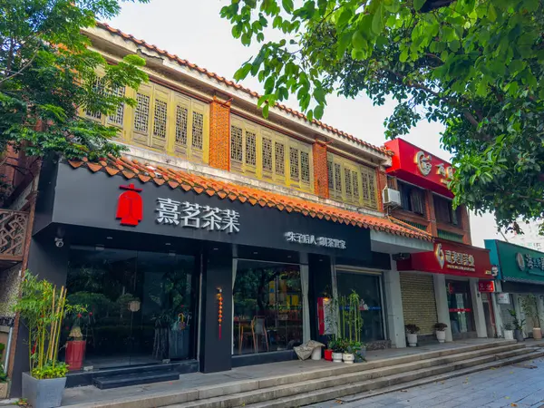 Çin 'in Fujian Eyaleti Quanzhou şehrindeki Fengze Bölgesi' ndeki Zhenwu Tapınağı 'ndaki tarihi ticari binalar..