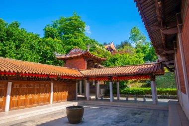 Güney Şaolin Manastırı, Çin 'in Fujian Eyaleti' nin Quanzhou kentindeki QIngyuan Dağı 'nda yer alan Şaolin Tapınağı' nın bir dalıdır.. 