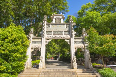 Güney Şaolin Manastırı 'nın Paofang Geçidi Girişi. Bu tapınak, Çin 'in başkenti Fujian eyaletinin Quanzhou şehrinde yer alan QIngyuan Dağı' ndaki Şaolin Tapınağı 'nın bir şubesidir.. 