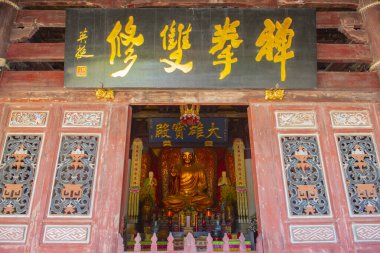 Güney Şaolin 'in Mahavira Salonu' nda Gautama Buddha tapınağı. Bu tapınak, Çin 'in başkenti Fujian eyaletinin Quanzhou şehrinde yer alan QIngyuan Dağı' ndaki Şaolin Tapınağı 'nın bir şubesidir.. 