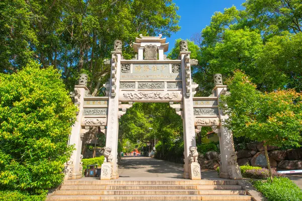 Güney Şaolin Manastırı 'nın Paofang Geçidi Girişi. Bu tapınak, Çin 'in başkenti Fujian eyaletinin Quanzhou şehrinde yer alan QIngyuan Dağı' ndaki Şaolin Tapınağı 'nın bir şubesidir.. 