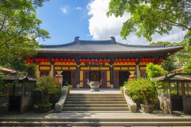 Nantai Tapınağının Mahavira Salonu (Ana Salon). Bu tapınak Çin 'in Fujian Eyaleti Quanzhou şehrindeki Qingyuan Dağı' nın tepesindeki bir Budist tapınağıdır.. 