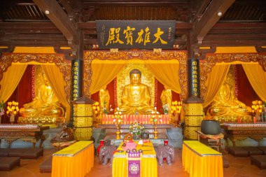 Nantai Tapınağı 'nın Mahavira Salonu' nda Gautama Buddha tapınağı. Bu tapınak Çin 'in Fujian Eyaleti Quanzhou şehrindeki Qingyuan Dağı' nın tepesindeki bir Budist tapınağıdır.. 