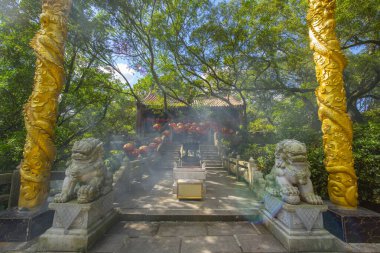 Sanqing Hazine Sarayı, Çin 'in Fujian Eyaleti Quanzhou şehrindeki Qingyuan Dağı' nın tepesinde bulunan bir Taoizm tapınağıdır.. 