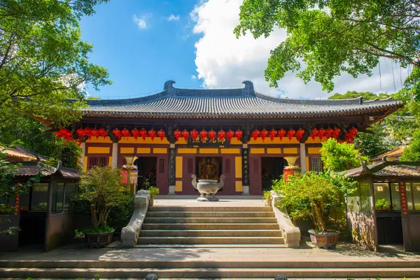 Nantai Tapınağının Mahavira Salonu (Ana Salon). Bu tapınak Çin 'in Fujian Eyaleti Quanzhou şehrindeki Qingyuan Dağı' nın tepesindeki bir Budist tapınağıdır.. 