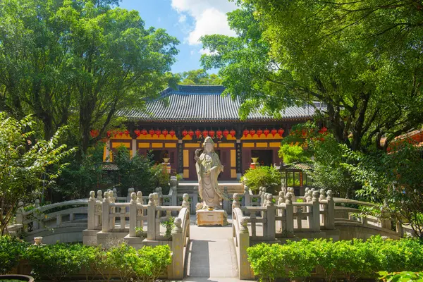 Nantai Tapınağı 'nda Guanyin (Avalokitesvar) heykeli. Bu tapınak Çin 'in Fujian Eyaleti Quanzhou şehrindeki Qingyuan Dağı' nın tepesindeki bir Budist tapınağıdır.. 