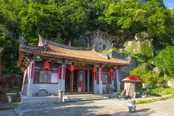 Mituo Kaya Tapınağı Çin 'in Fujian Eyaleti' nin Quanzhou şehrinde, Qingyuan Dağı 'nın eteklerinde bulunan bir Budist tapınağıdır.. 