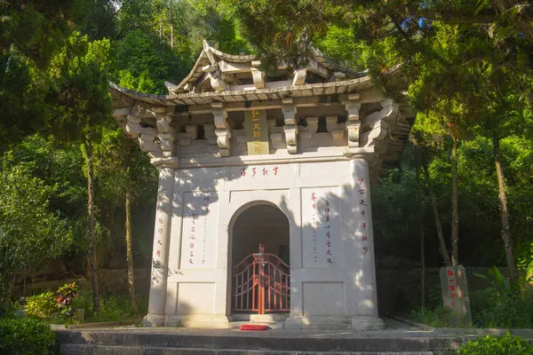 Hongyi Fashi Sheli (Hong Yi 'nin Sarira' sı) Çin 'in Fujian Eyaleti Quanzhou şehrindeki Qingyuan Dağı' ndaki Pagoda.. 