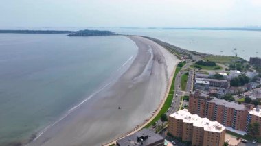 Massachusetts Körfezi 'nde Nahant Long Beach ve Nahant Yolu hava manzaralı arka planda Boston modern şehri, Nahant, Essex County, Massachusetts MA, ABD. 