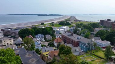 Massachusetts Körfezi 'nde Nahant Long Beach ve Nahant Yolu hava manzaralı arka planda Boston modern şehri, Nahant, Essex County, Massachusetts MA, ABD. 