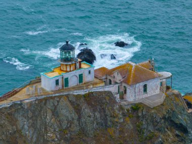 Point Bonita Deniz Feneri bulutlu bir günde Marin County, California CA, ABD 'deki San Francisco Körfezi' nde Point Bonita 'da sis var. Bu deniz feneri Golden Gate Ulusal Eğlence Bölgesi 'nde.. 