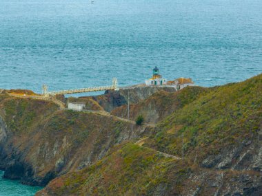 Point Bonita Deniz Feneri bulutlu bir günde Marin County, California CA, ABD 'deki San Francisco Körfezi' nde Point Bonita 'da sis var. Bu deniz feneri Golden Gate Ulusal Eğlence Bölgesi 'nde.. 