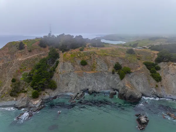 Point Bonita uçurumu bulutlu bir günde Marin County, Kaliforniya 'daki San Francisco Körfezi' nde sis ile kaplı. Bu deniz feneri Golden Gate Ulusal Eğlence Bölgesi 'nde.. 