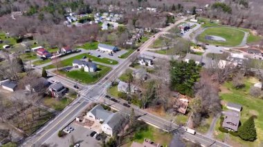Dighton tarihi şehir merkezi hava manzarası baharda Somerset Bulvarı 'ndaki belediye binası, Dighton, Massachusetts MA, ABD. 