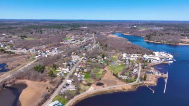 ABD 'nin Massachusetts MA, Dighton kasabasındaki Shaw' s Boat Yard ve Taunton Yat Kulübü de dahil olmak üzere baharda Taunton Nehri hava manzarası. 